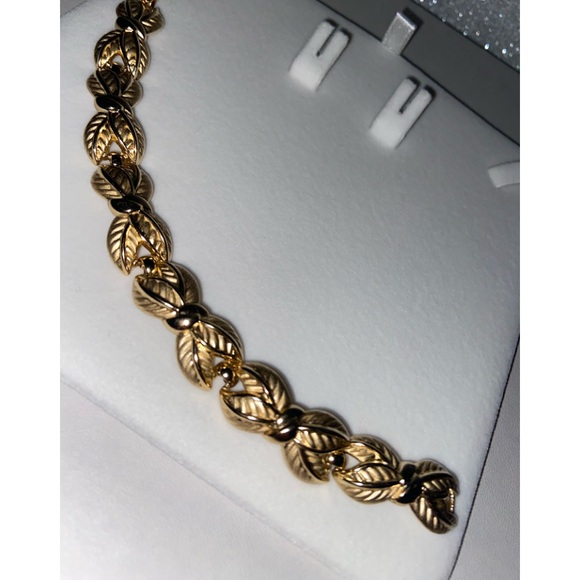 Trifari bracelet with a crown  the best of trifari - Picture 4 of 10